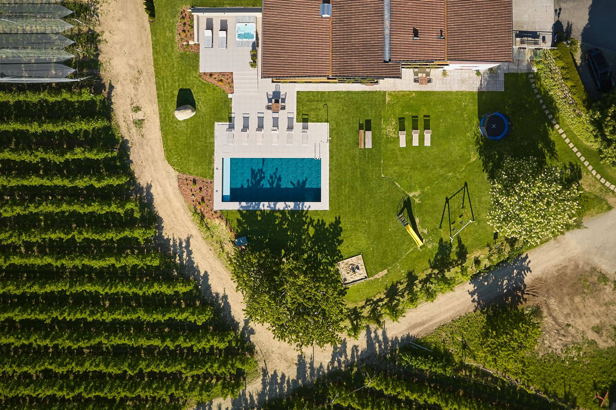 Garten und Pool von oben