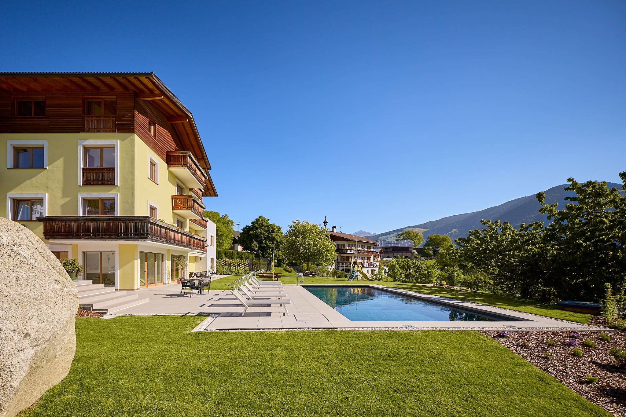 Sonnenliegen am Pool