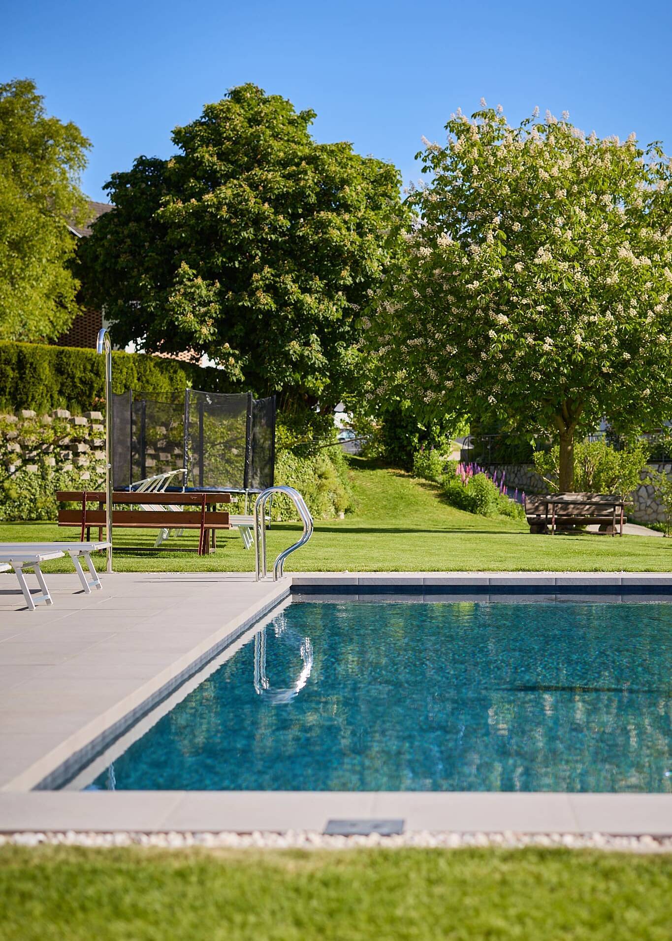 Giardino con piscina