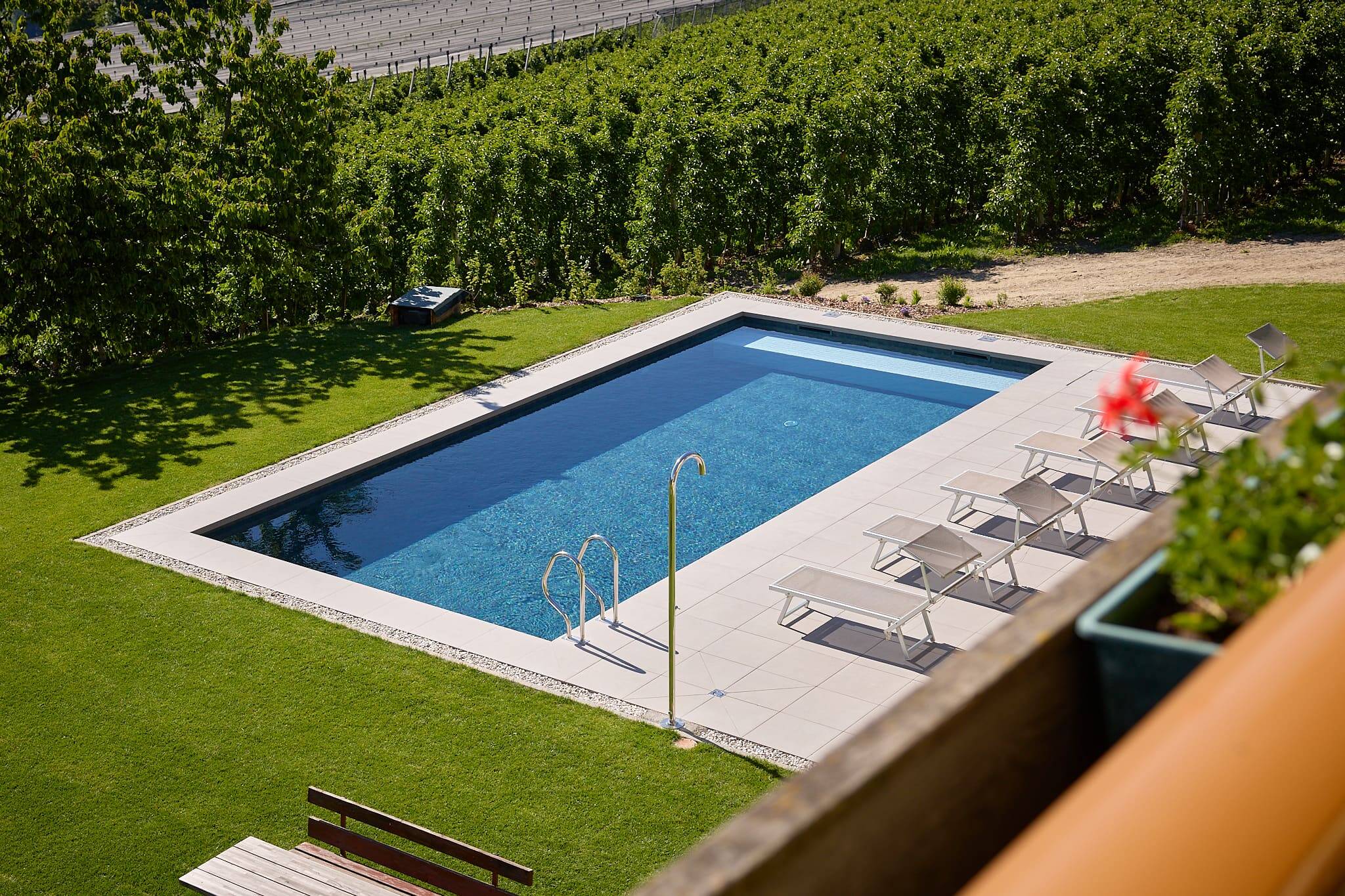 Aussicht vom Balkon auf den Pool
