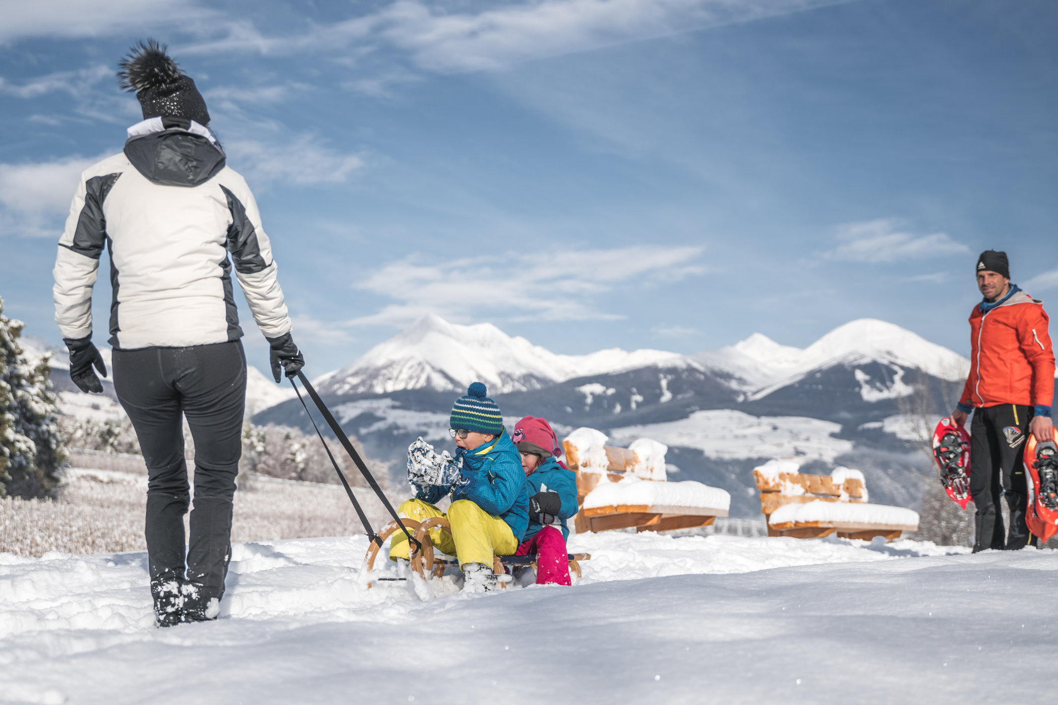 Familie mit der Rodel