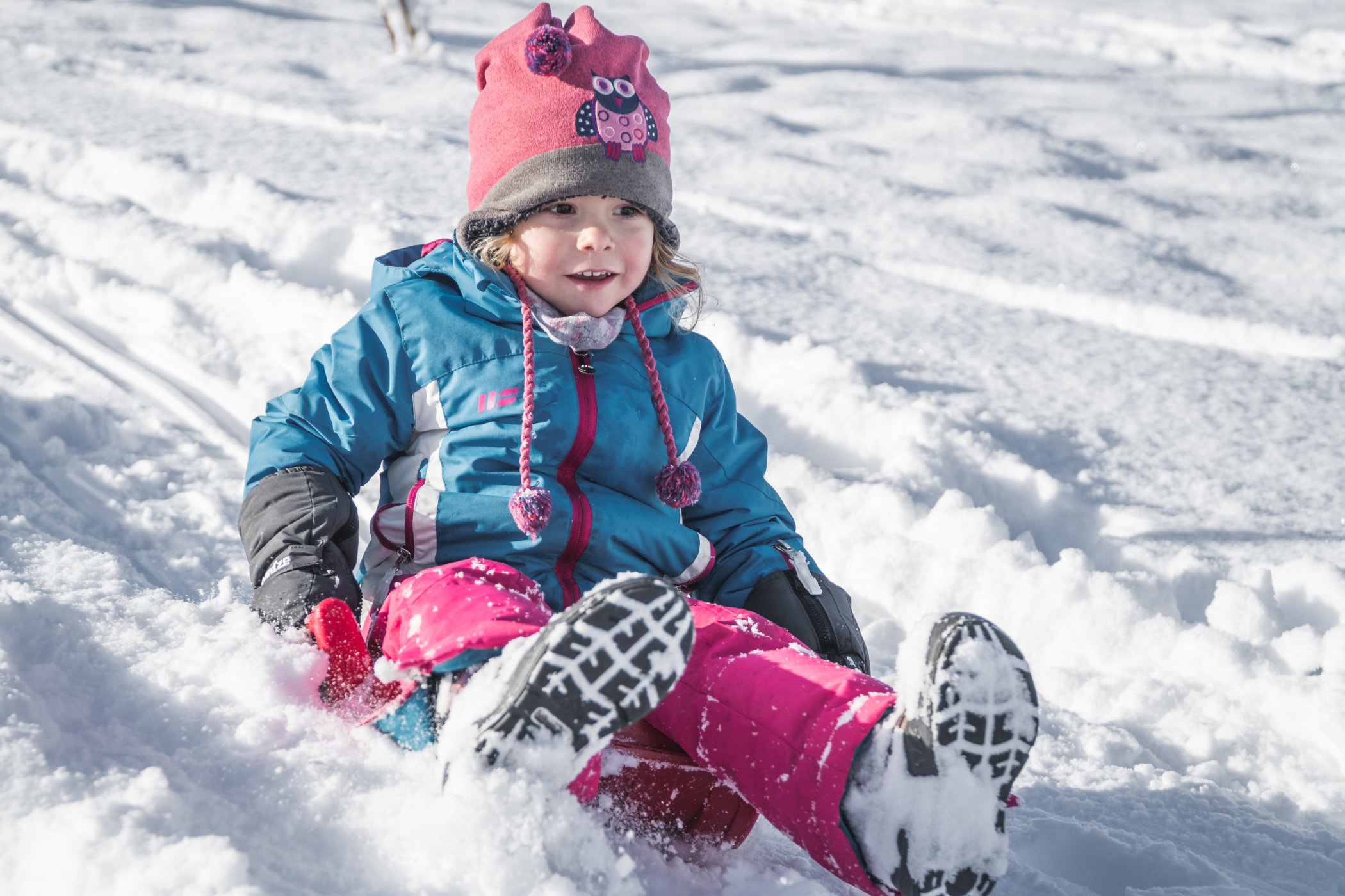 Kind beim Rutschen im Schnee