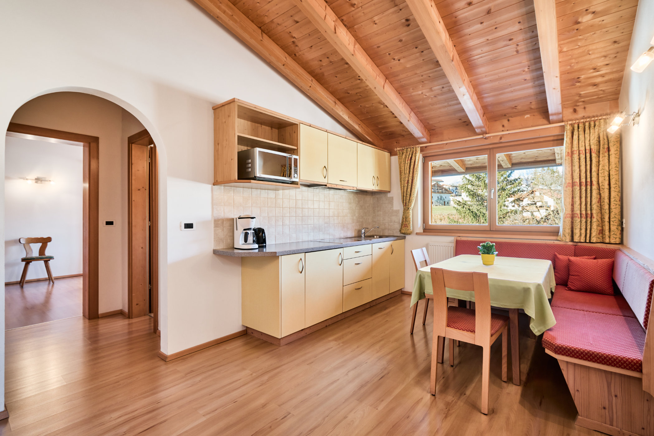 Apartment Golden Esstisch